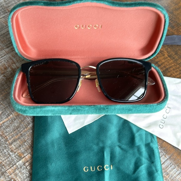 Gucci sunglasses worn once comes with case - Picture 2 of 8